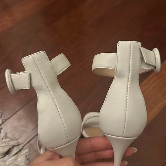 Gianvito Rossi Heel- white leather sandal with dust bag size 37 retail $950 - Picture 8 of 17